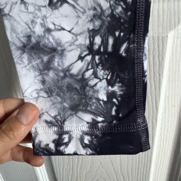 Lululemon leggins size 4 - Picture 3 of 5